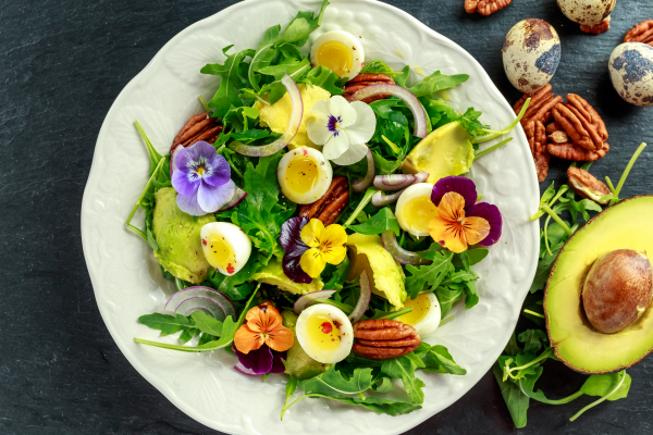 edible-flowers-salad