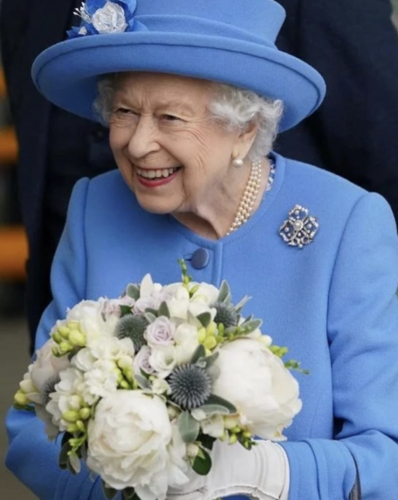 queen-elizabeth-with-bouquet